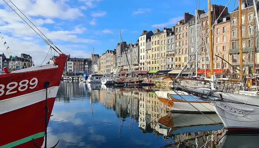 Un camping-car rêve de naviguer sur les boucles de la Seine, admirant les bateaux et les maisons colorées de Honfleur.