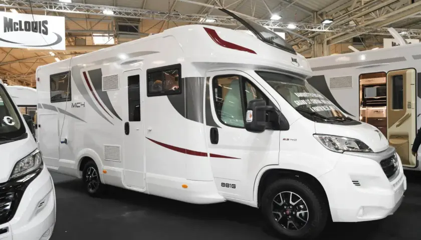 Camping-car Mc Louis blanc, modèle MCH 4, avec des accents bordeaux et gris. Idéal pour découvrir les spécificités de la fiche technique Mc Louis.