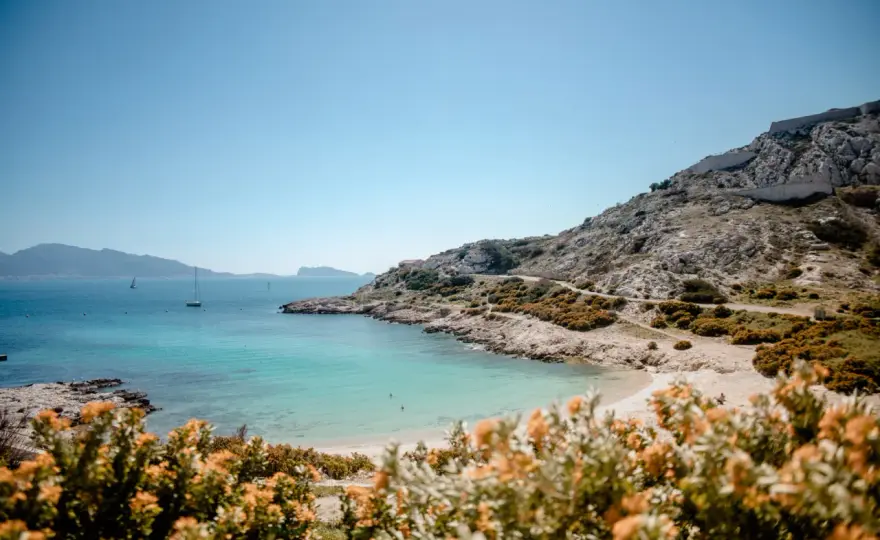 Les plages du Frioul - quelles criques choisir et comment y aller ?