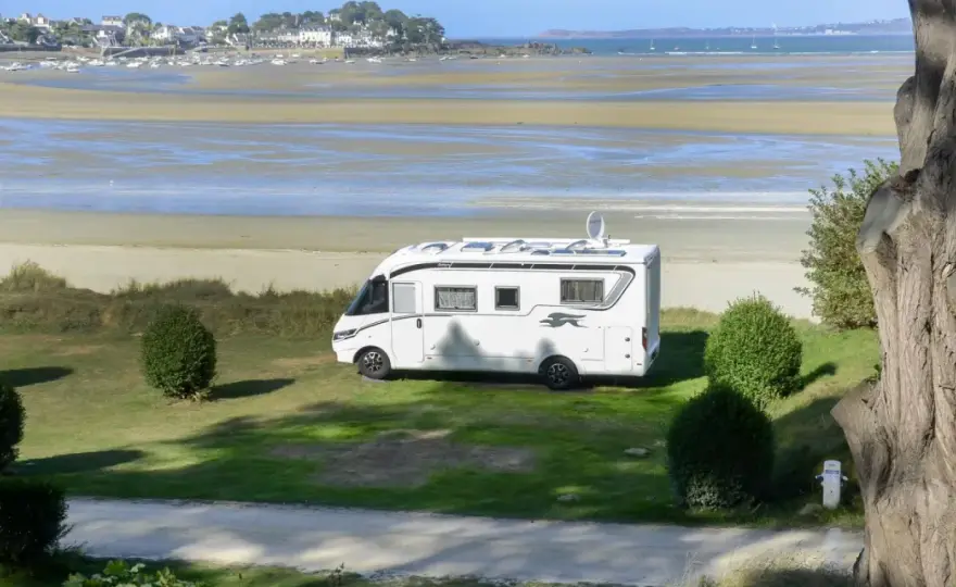 Aire camping-car avec sanitaires - Le guide complet