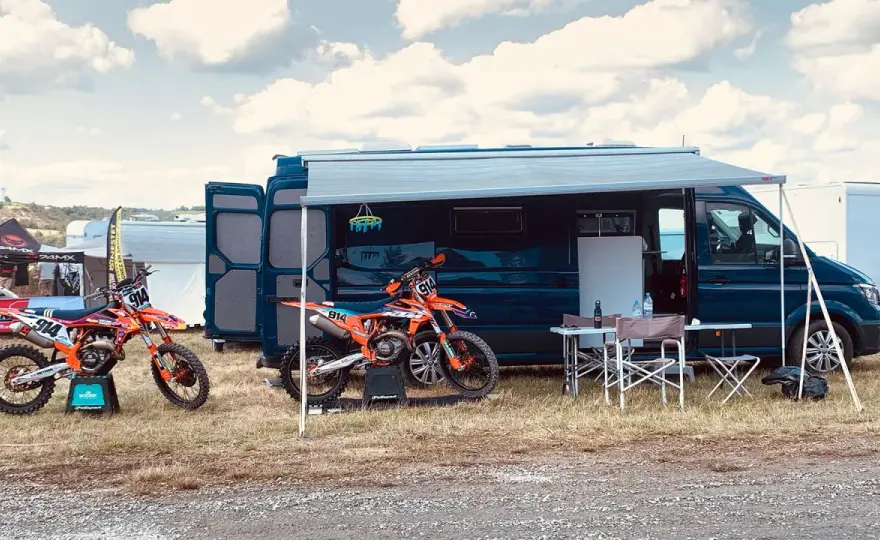 Fourgon aménagé avec soute moto - Le guide complet
