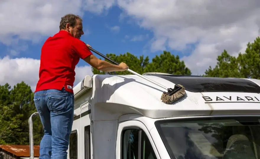 Nettoyer le toit d’un camping-car sans l’abîmer