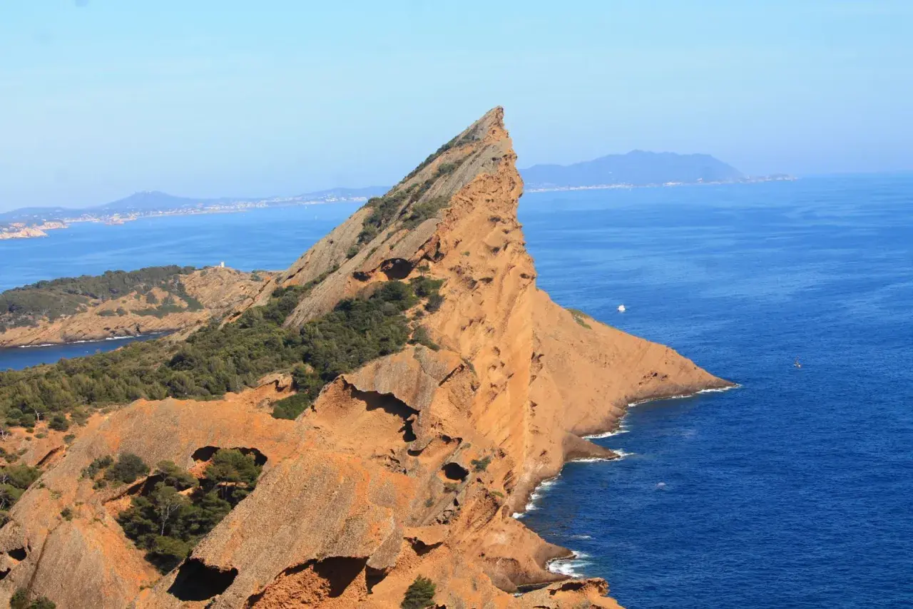 Le Bec de l'Aigle à La Ciotat, un promontoire rocheux aux teintes ocres plongeant dans la mer d'un bleu profond.
