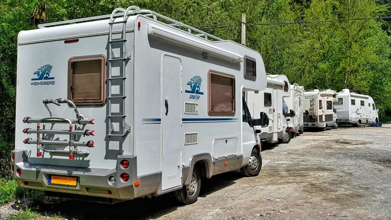 Camping-cars alignés, prêts pour l'aventure. Ces véhicules, tous avec un permis B poids max, promettent des voyages inoubliables.