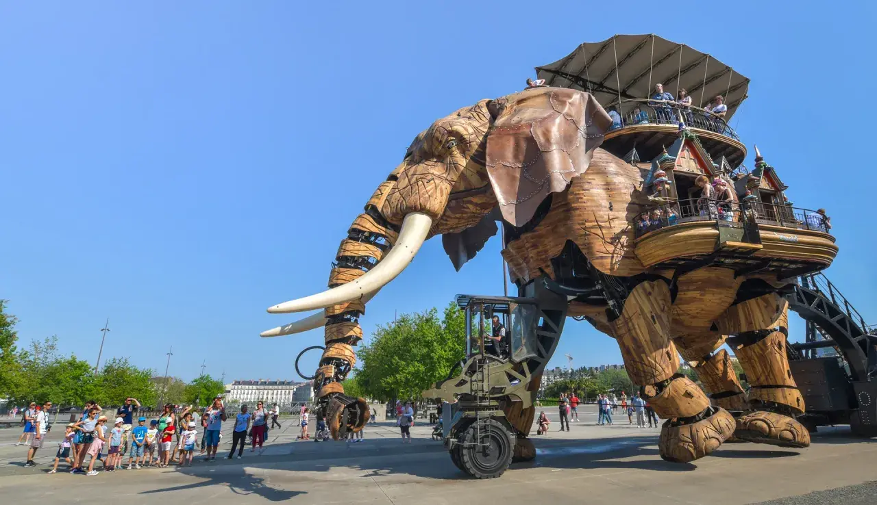 Le Grand Éléphant mécanique, une des activités à découvrir à Nantes, transporte des visiteurs sur son dos.