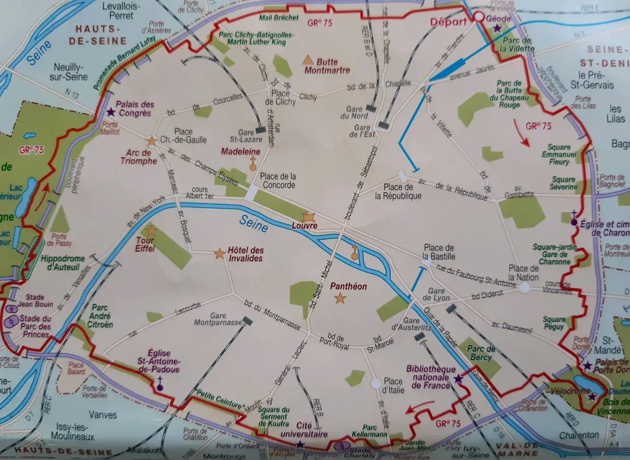 Carte de Paris indiquant le parcours GR® 75, avec des sites comme la Tour Eiffel, le Louvre et Montmartre.