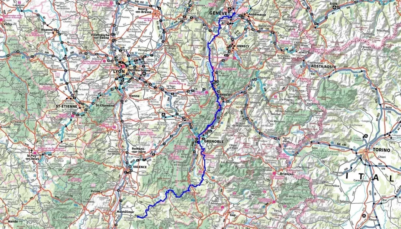 Carte routière des Alpes françaises et italiennes, avec un itinéraire bleu traversant Lyon, Grenoble et Turin. La route gr 965 est visible.