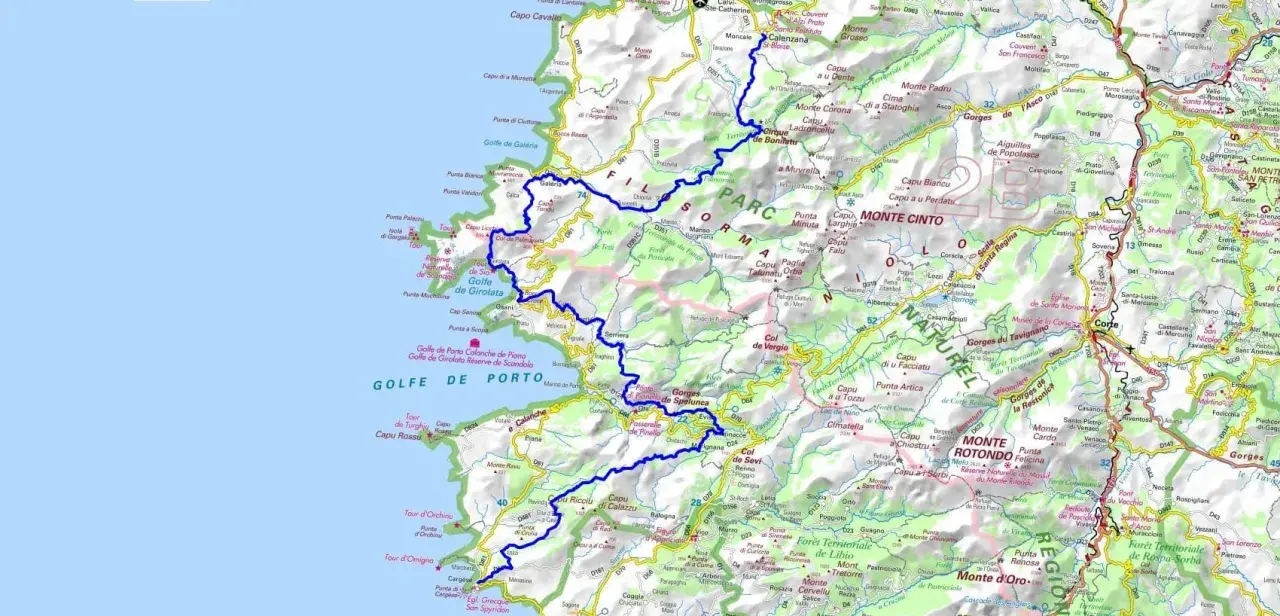 Carte de la Corse, montrant les reliefs montagneux et les côtes. La route bleue serpente à travers les **mare e monti corse**, reliant les golfes et les parcs naturels.