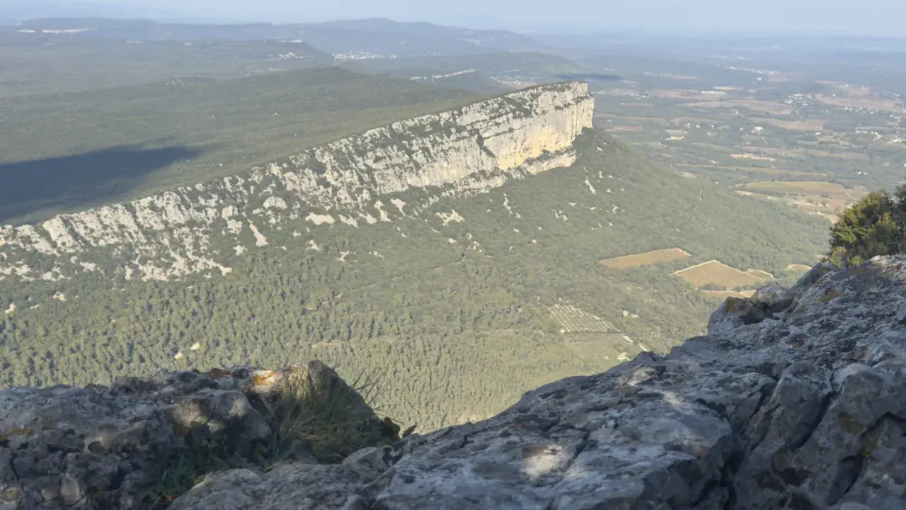 Vue panoramique du pic Saint-Loup, avec sa falaise imposante et la garrigue environnante. Une carte idéale pour les randonneurs.