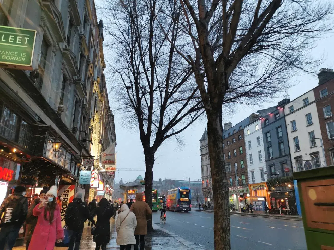 Flâner dans les rues animées de Dublin sous la neige. Une idée de que faire à Dublin : explorer les boutiques et les restaurants de cette ville vibrante.
