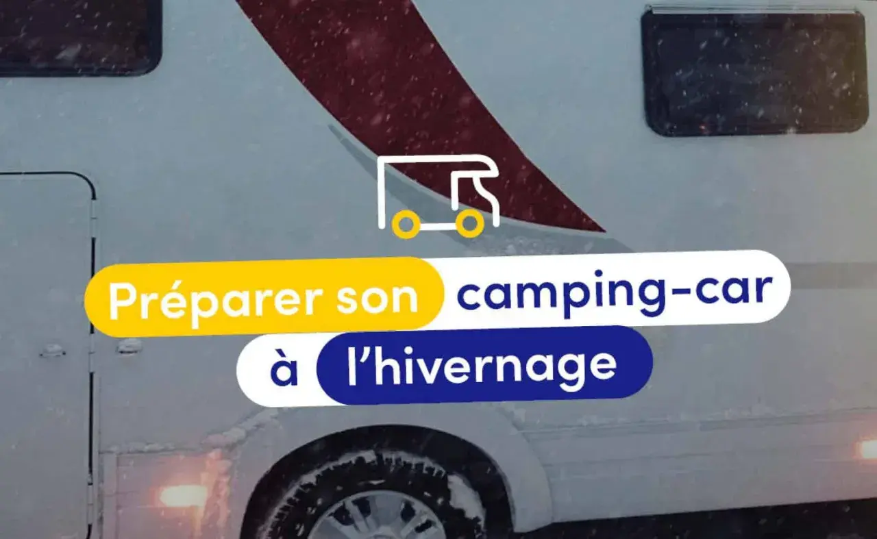 Préparer son camping-car à l'hivernage. Le véhicule est sous la neige, prêt pour la saison froide.