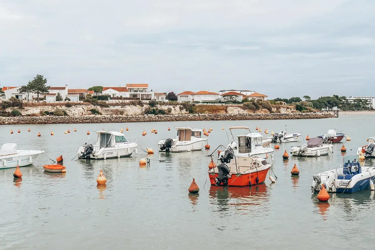 Bateaux au mouillage dans un port, une idée de ce que faire en Charente-Maritime.