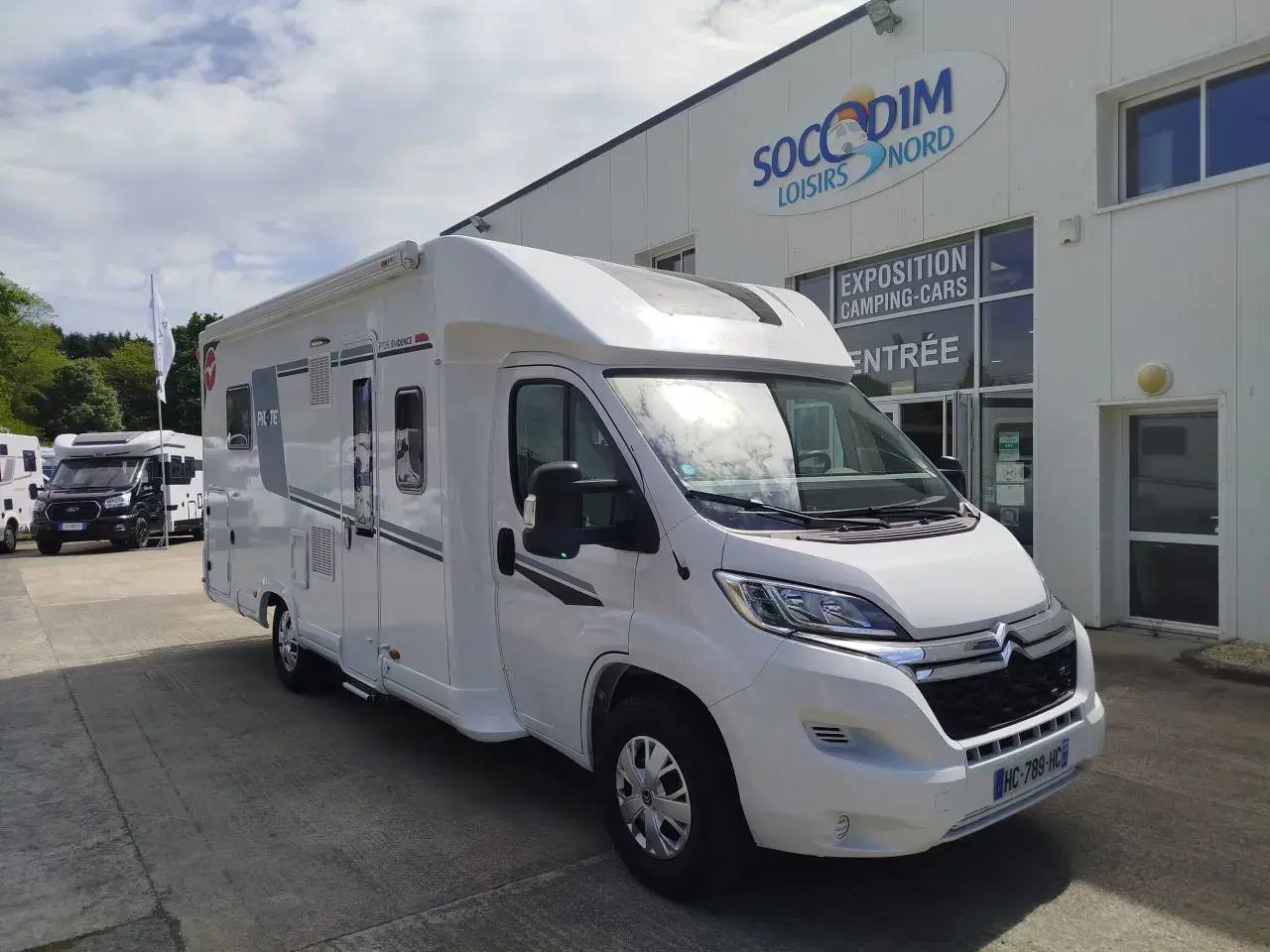 Camping-car Pilote P726 Evidence, prêt pour l'aventure. Avis et infos sur ce modèle disponible chez Soccodim Loisirs Nord.
