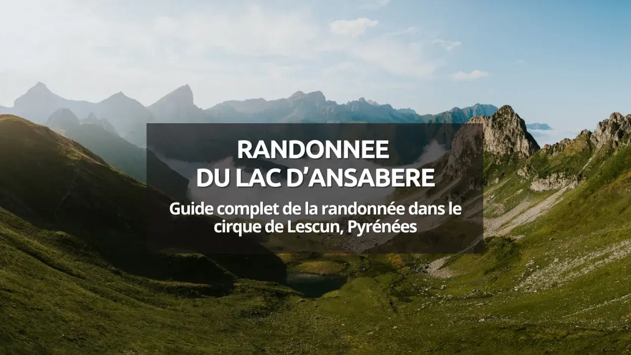 Randonnée du lac d'Ansabère, un guide complet dans le cirque de Lescun, Pyrénées. Paysage montagneux verdoyant.