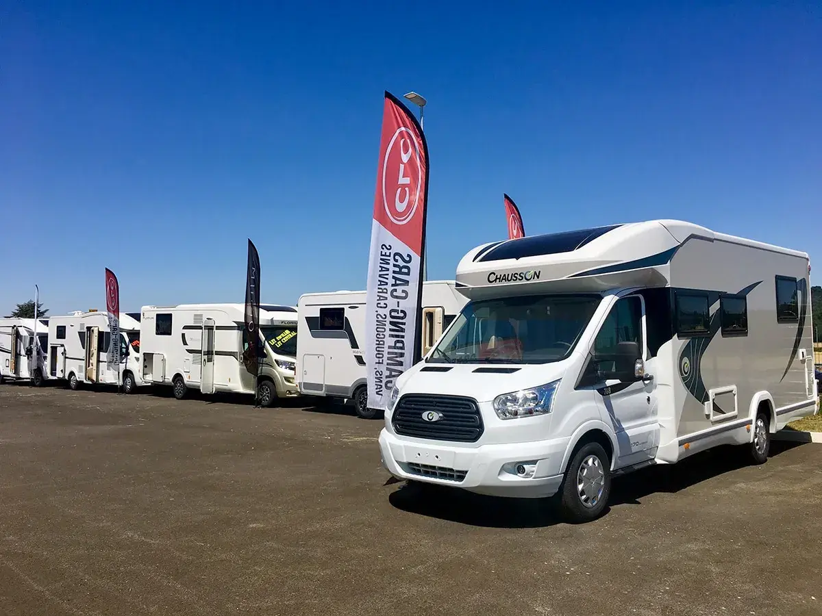 Vente de camping-cars sous un ciel bleu. Découvrez le prix et l'emplacement idéal pour votre futur véhicule de loisirs.