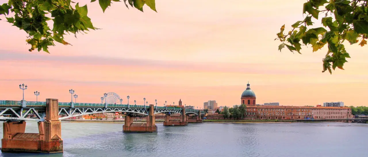 Pont Neuf et le dôme de la Grave à Toulouse au coucher du soleil. Idéal pour savoir que faire à Toulouse.