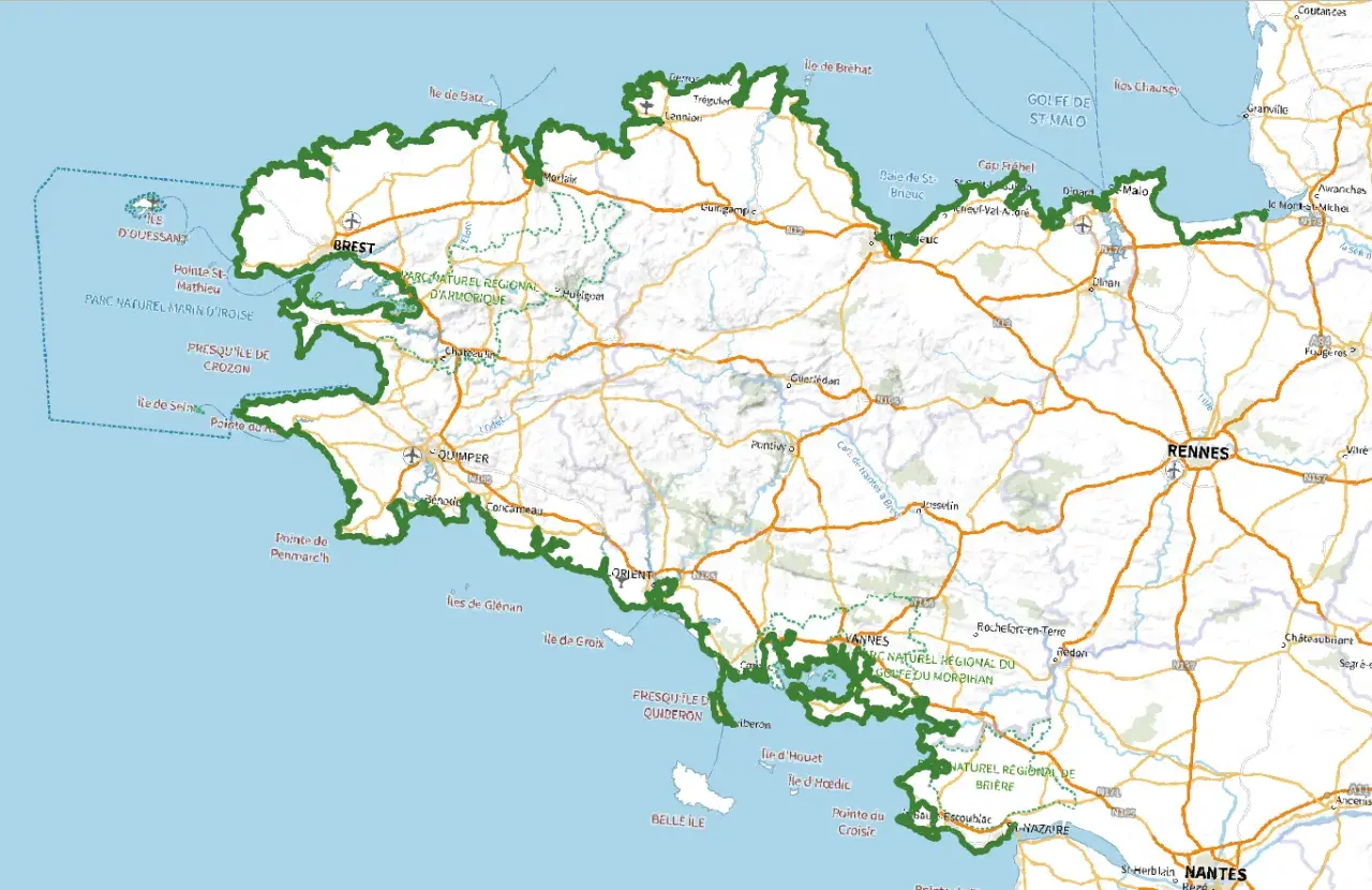 Carte de la Bretagne, montrant les côtes, les villes comme Brest, Quimper, Rennes, et les parcs naturels. Une invitation à explorer la gr34 bretagne.
