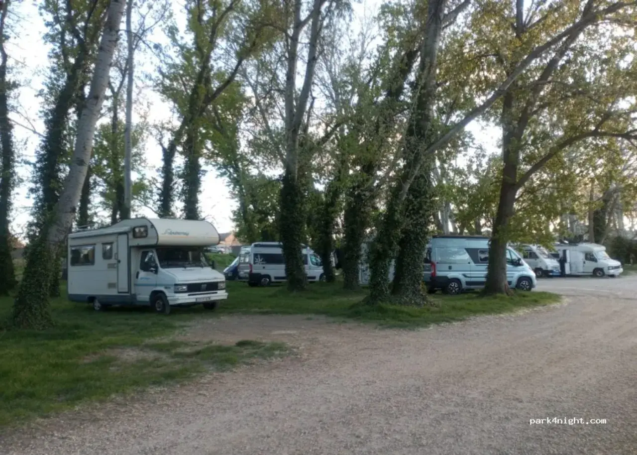 Camping-cars garés sous les arbres, une scène paisible d'une liste des aires camping-car park.