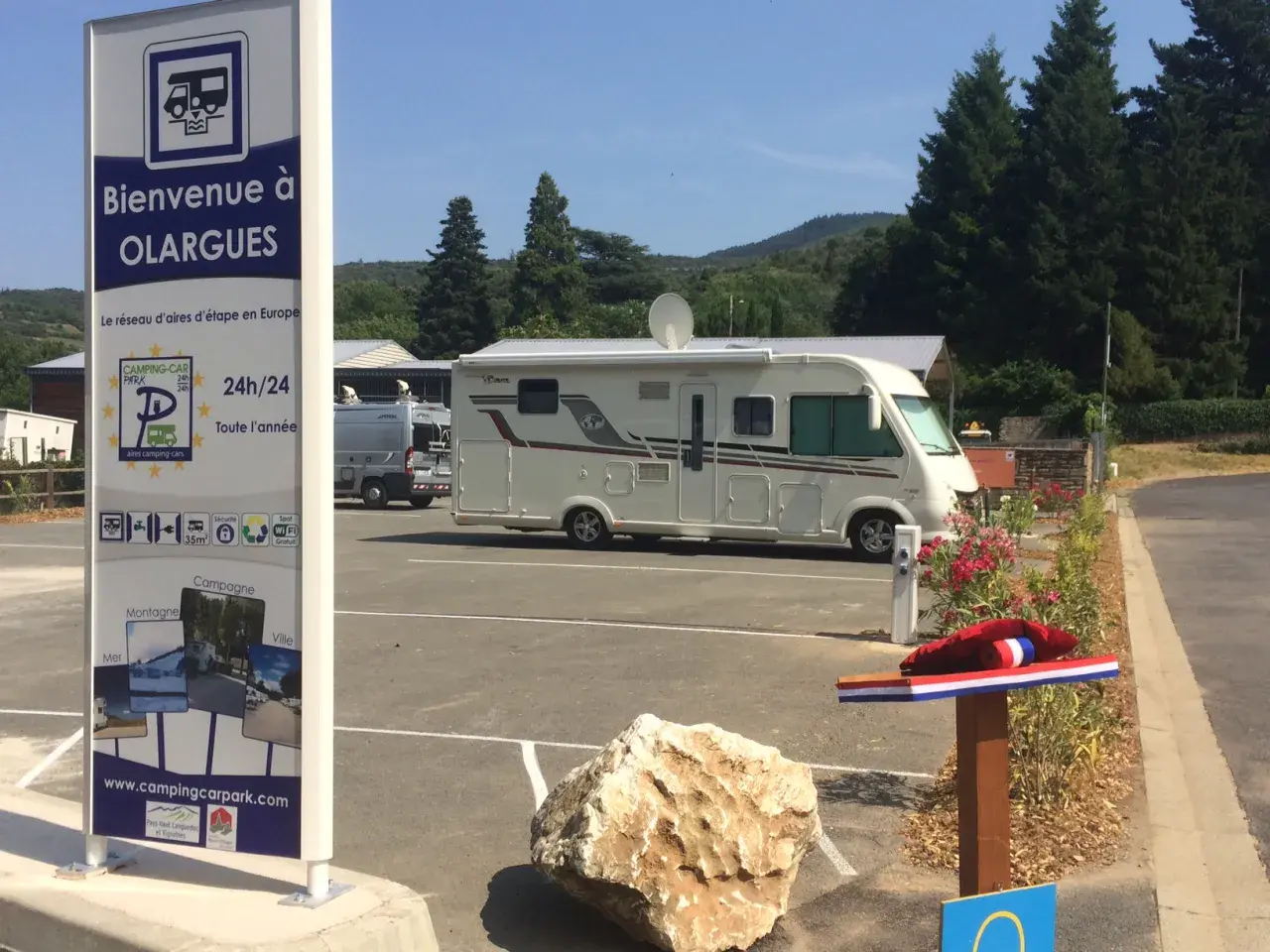 Bienvenue à Olaruges, une aire camping-car park idéale pour une étape en Europe. Profitez de ce lieu paisible avec votre camping-car.