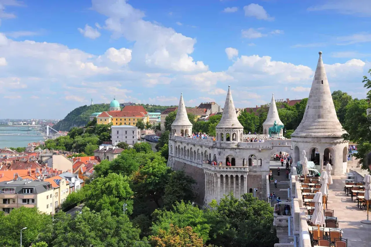 Vue panoramique du Bastion des Pêcheurs à Budapest, un lieu incontournable pour savoir que faire à Budapest. Des tours coniques et des arches surplombent la ville.