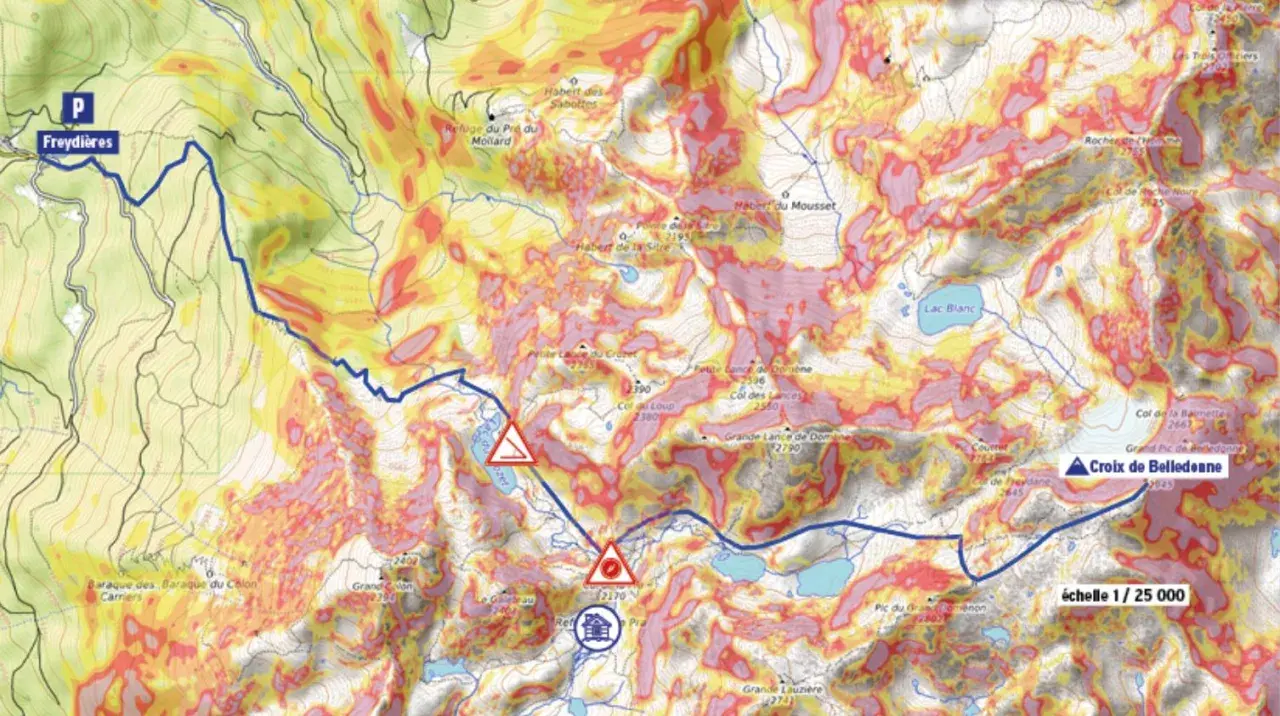Carte du massif de Belledonne avec un itinéraire bleu partant de Freydières, traversant des refuges et des cols.