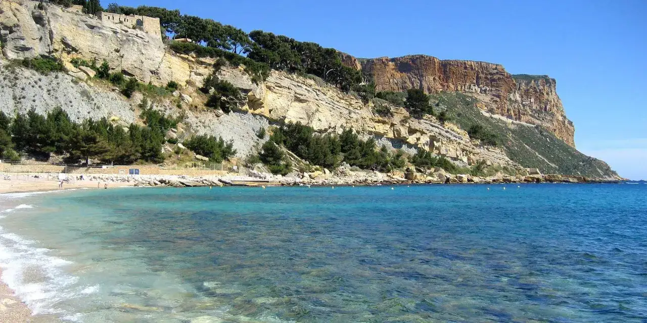 La crique aux eaux turquoise, bordée de falaises calcaires et de pins, est sans doute la meilleur plage de France.