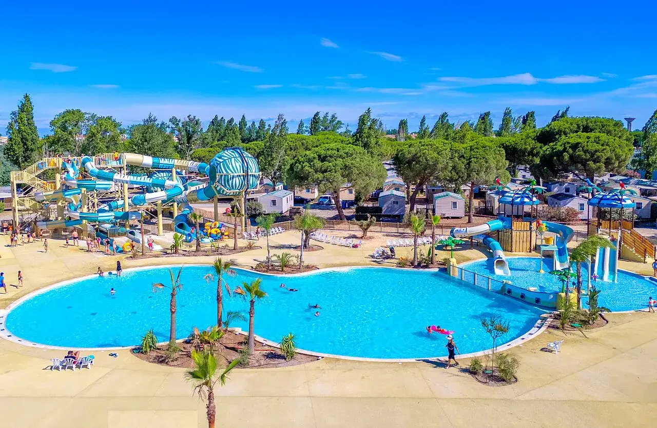 Vaste aire de jeux aquatiques avec toboggans et piscine, id&eacute;ale pour des vacances en famille. L'aire camping-car du Grau-du-Roi offre un s&eacute;jour ensoleill&eacute;.