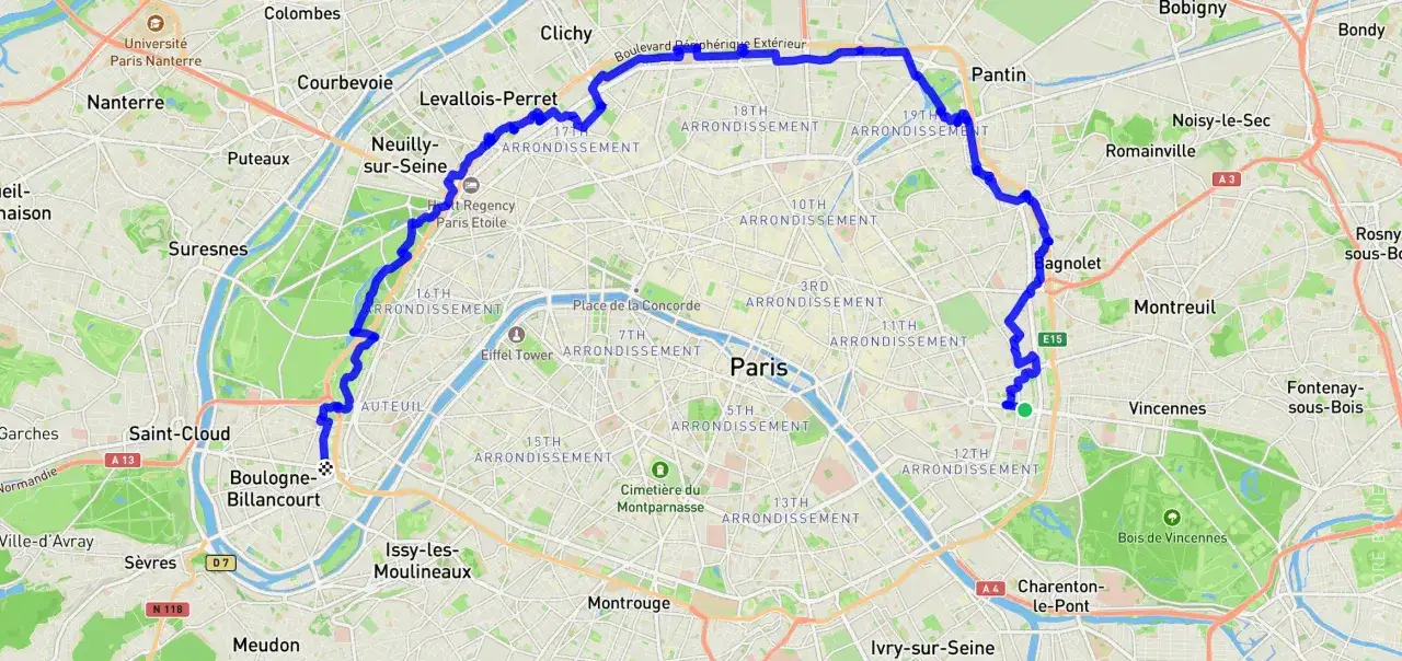 Carte de Paris avec un itinéraire bleu traversant plusieurs arrondissements, de l'ouest vers l'est. Le parcours GR 75 est visible.