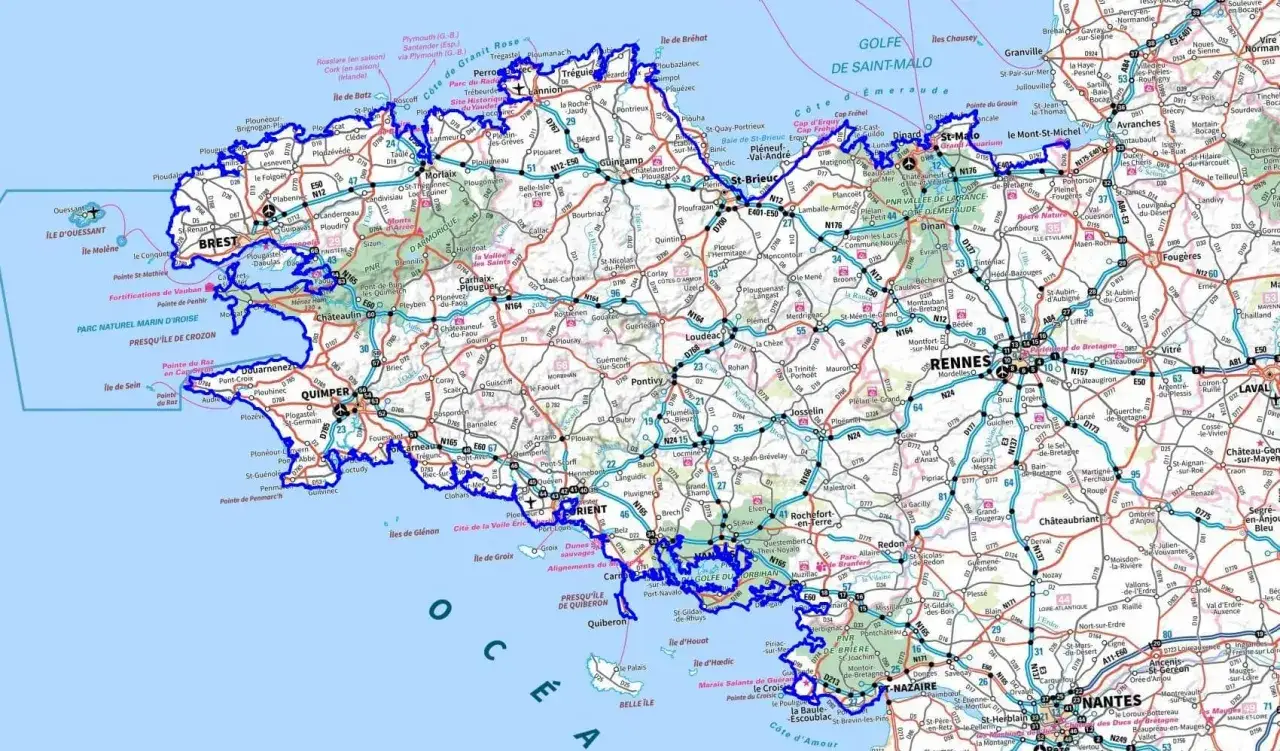 Carte routière de la Bretagne, montrant les villes, les routes et les côtes. La gr34 bretagne carte est bien visible, serpentant le long du littoral.