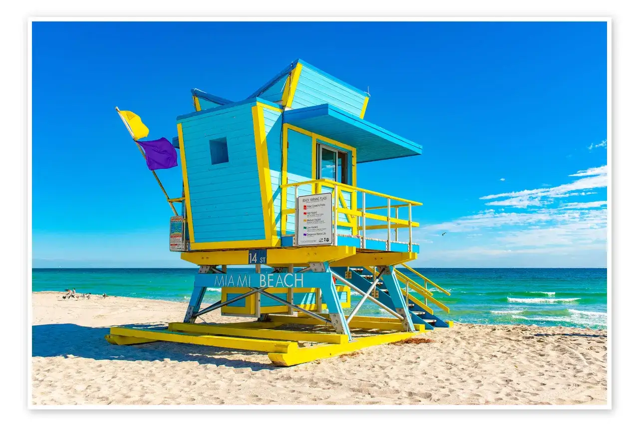 Cabine de sauveteur iconique de Miami Beach, aux couleurs vives, sur une plage de sable fin. Parfait pour savoir que faire à Miami.