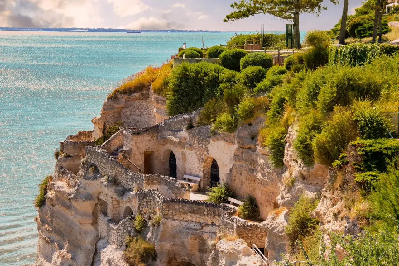 Escalier troglodyte creusé dans la falaise, offrant une vue imprenable sur la mer. Idéal pour savoir que faire en Charente-Maritime.