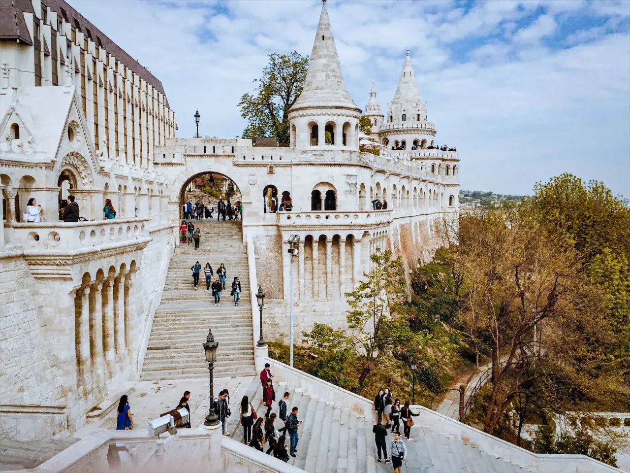 Le Bastion des p&ecirc;cheurs &agrave; Budapest, un lieu incontournable pour savoir que faire &agrave; Budapest. Des escaliers blancs m&egrave;nent &agrave; des tours m&eacute;di&eacute;vales.