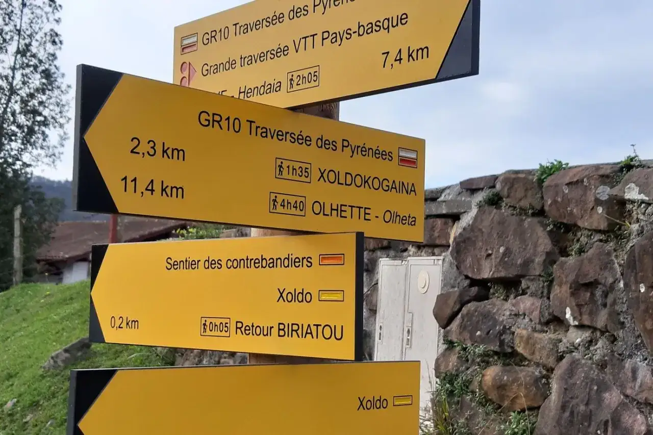Panneau directionnel jaune indiquant les étapes GR10 depuis Hendaye : Xoldokogaina, Olhette, Biriatou.