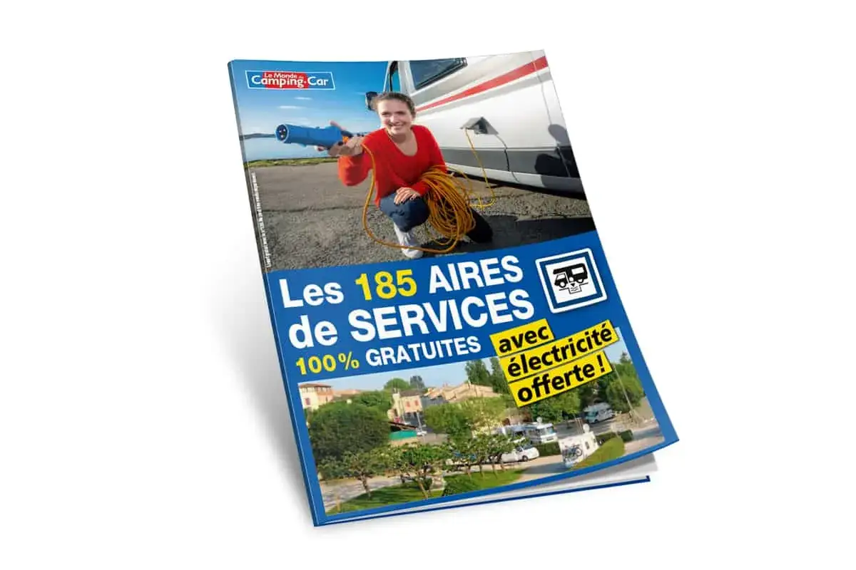 Guide des aires camping car gratuite : 185 aires de services avec électricité offerte. Une femme branche un camping-car.