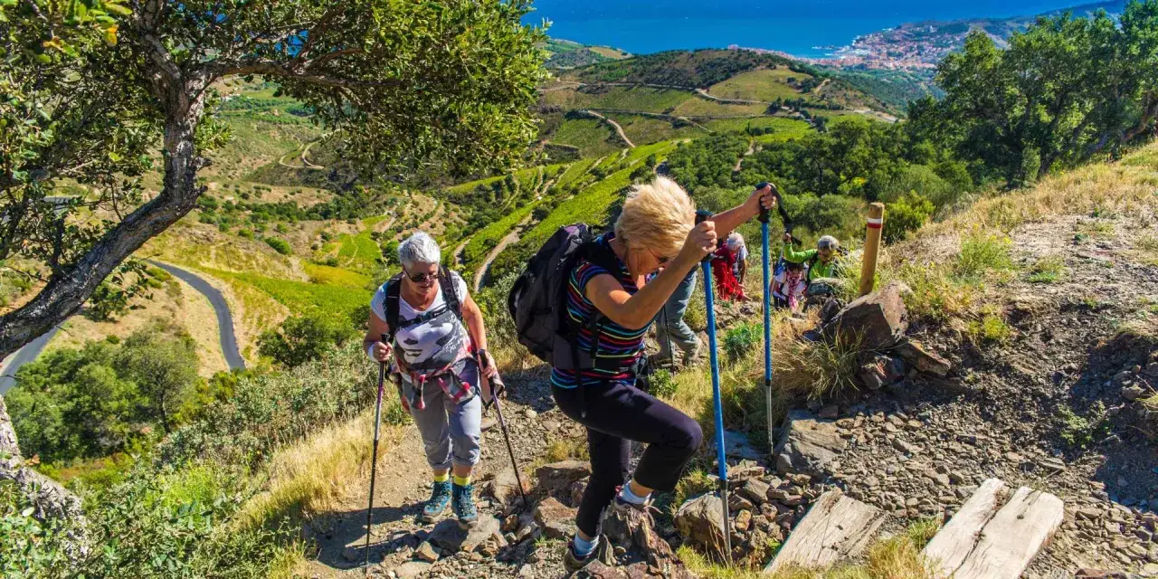 Randonneuses sur le sentier GR10, profitant des étapes depuis Banyuls avec vue sur la mer et les vignobles.