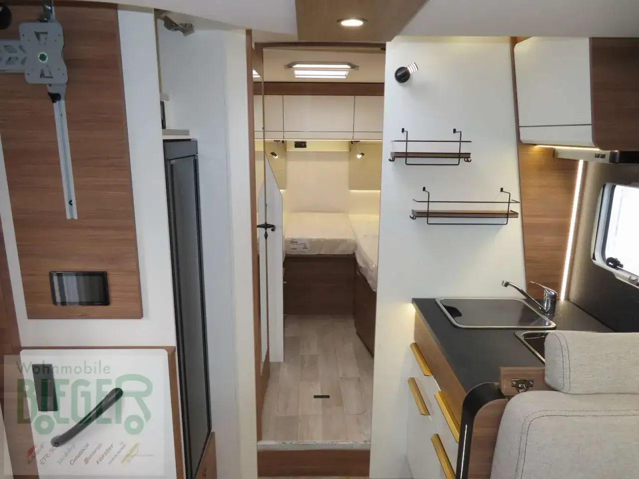 Intérieur d'un camping-car Pilote P 726 FC. Avis sur ce modèle : cuisine, lit, rangements.