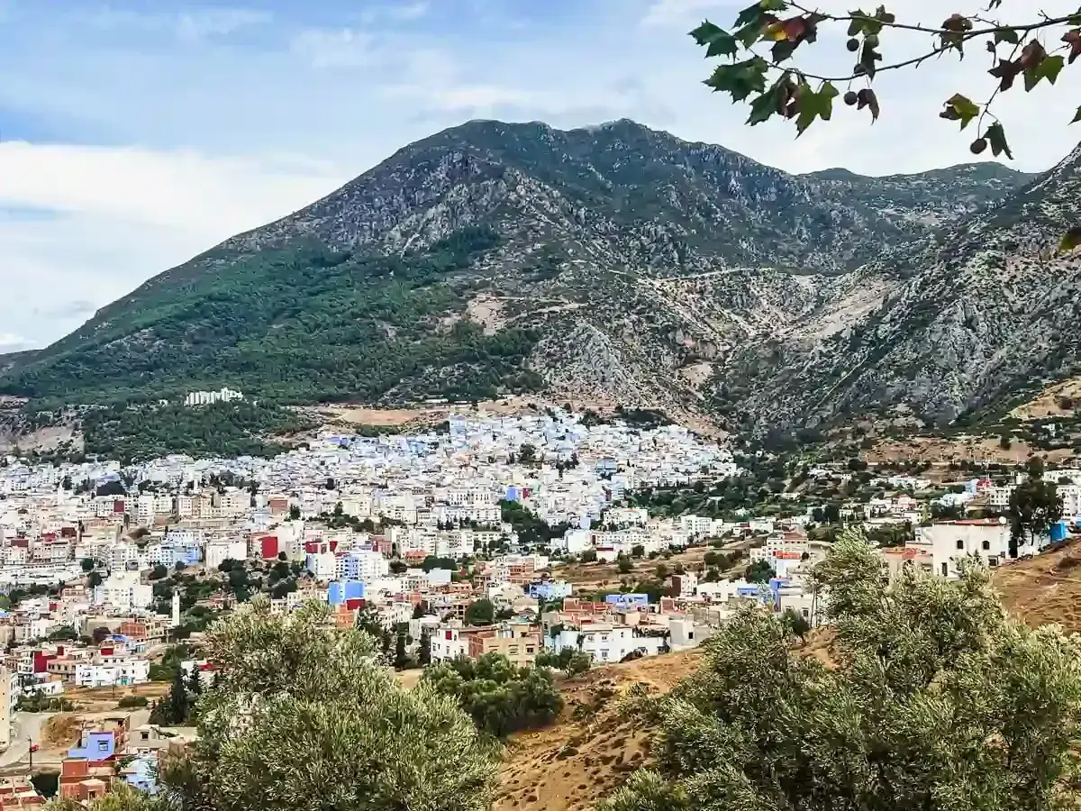 Vue panoramique de Chefchaouen, la ville bleue nichée au pied des montagnes du Rif. Idéal pour savoir que faire à Chefchaouen.