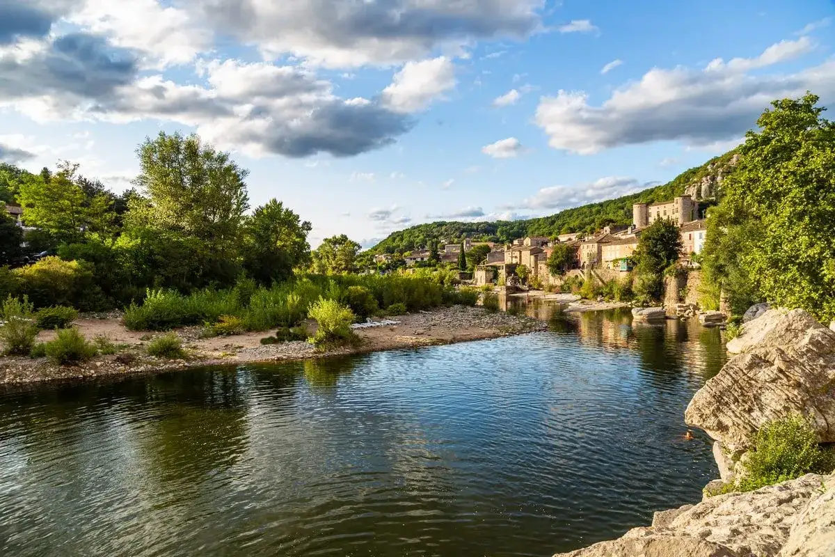 Un village pittoresque au bord d'une rivière, un décor idyllique pour les plus belles aires de camping-car gratuites.