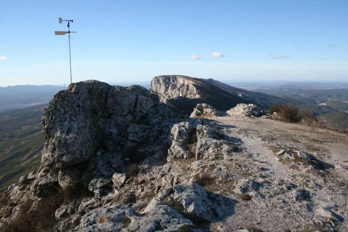 Sommet rocheux avec un an&eacute;mom&egrave;tre, offrant une vue panoramique sur la vall&eacute;e. Le pic des mouches altitude, un lieu sauvage et venteux.