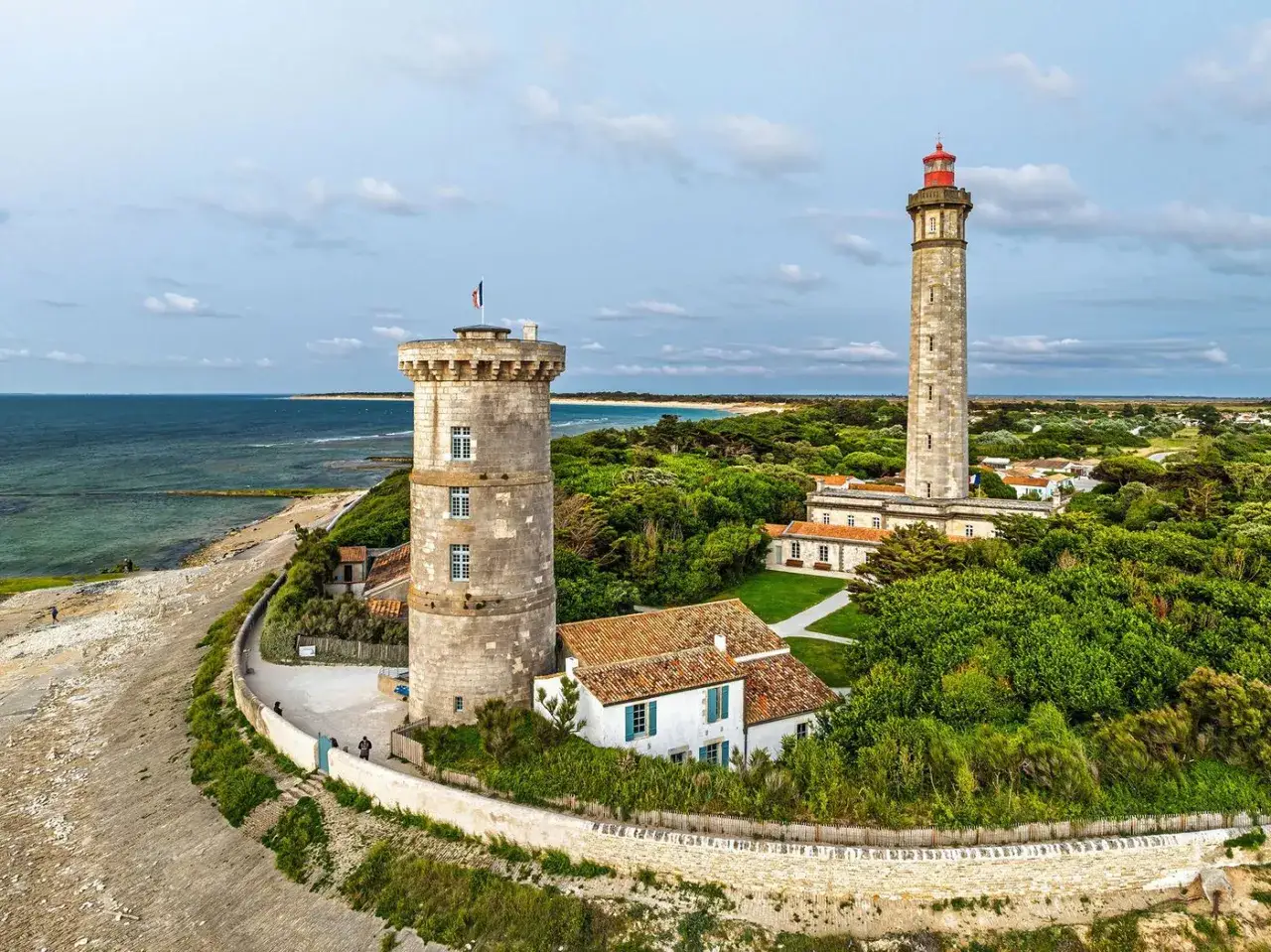 Deux phares se dressent sur l'&Icirc;le de R&eacute;, invitant &agrave; d&eacute;couvrir que faire &agrave; l'&Icirc;le de R&eacute;, entre mer et verdure.
