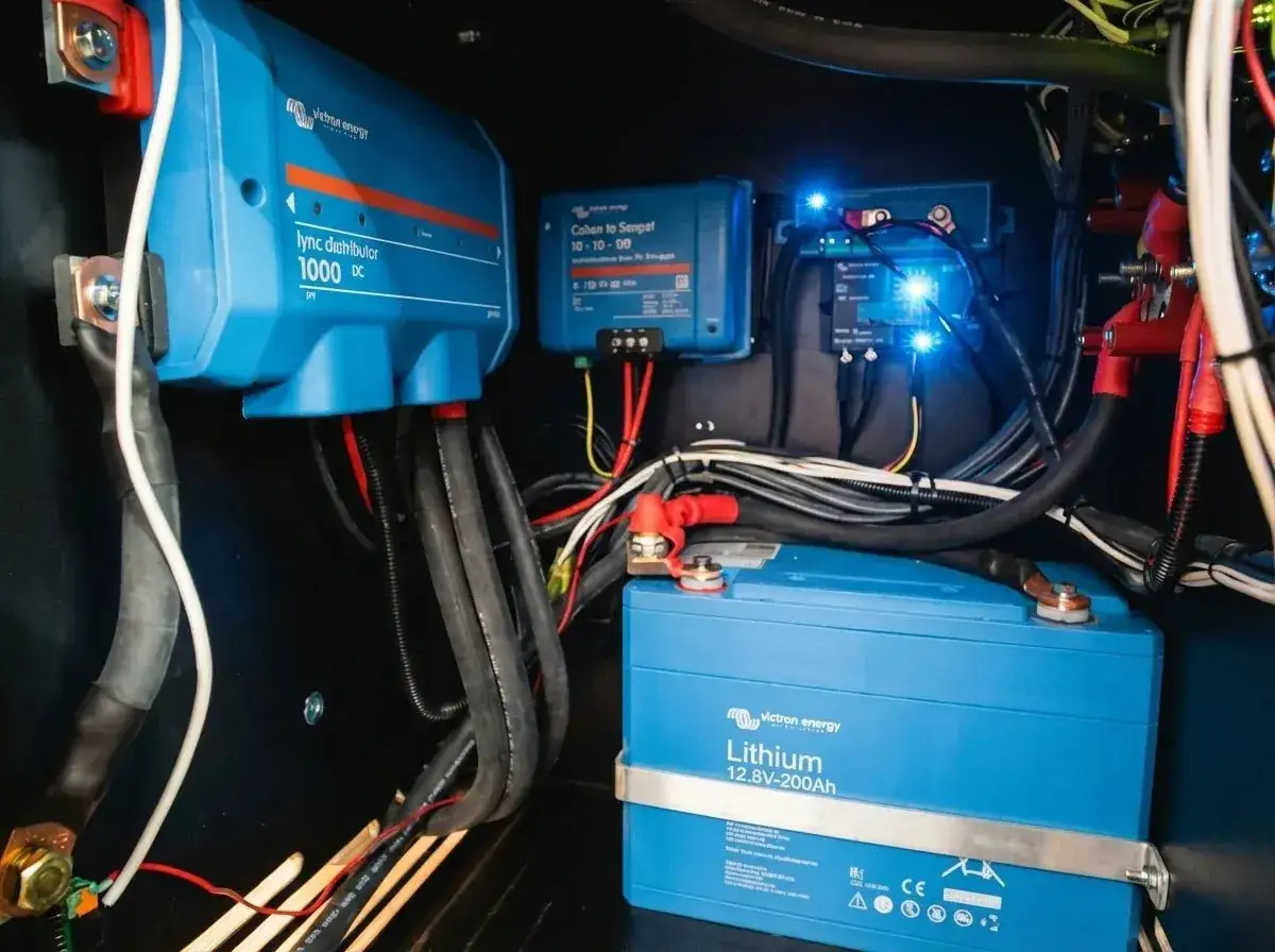 Syst&egrave;me &eacute;lectrique d'un camping-car : batterie lithium 12.8V-200Ah, distributeur Victron Energy, et r&eacute;gulateurs. Quelle batterie pour camping-car ? Celle-ci est une excellente option.