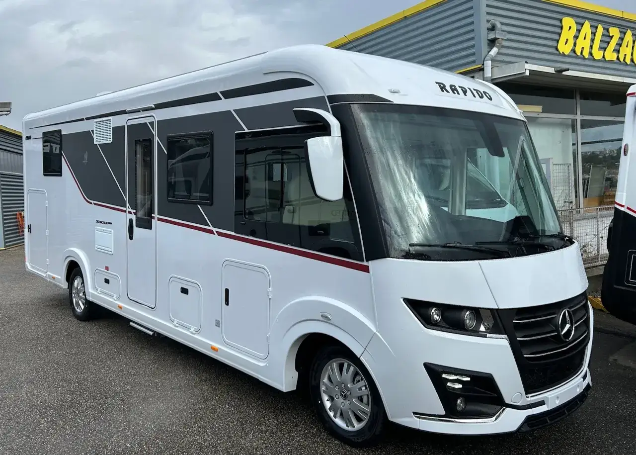 Camping-car Rapido blanc, design moderne, id&eacute;al pour permis B poids max. Parfait pour vos voyages.