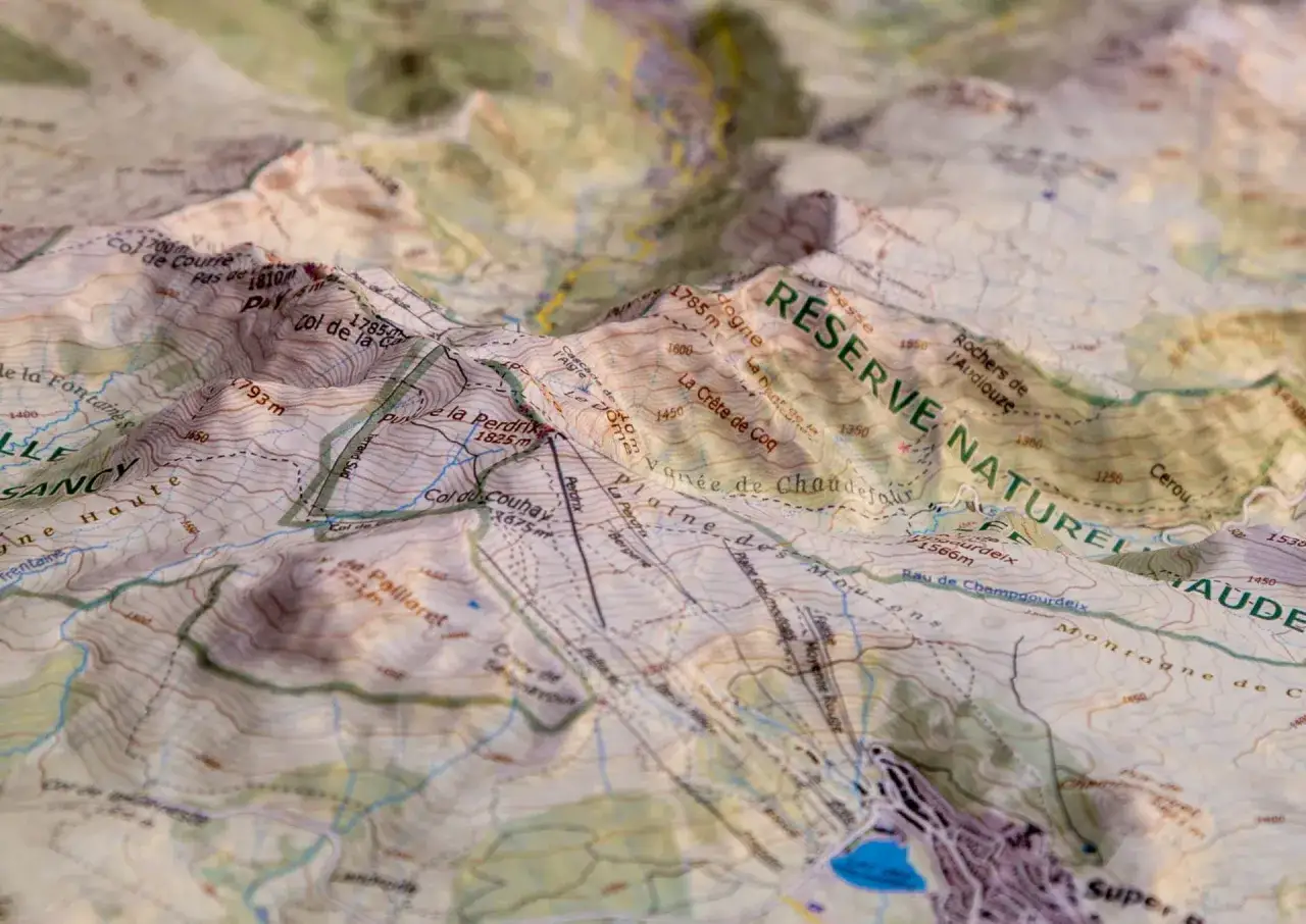 Une carte IGN en relief, parfaite pour préparer une randonnée. On y voit des reliefs, des noms de cols et de montagnes, idéal pour lire une carte IGN.